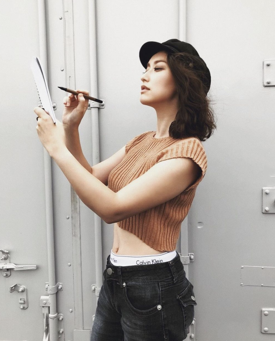 risa suzuki is japanese calligrapher. 鈴木利沙は書道家です。